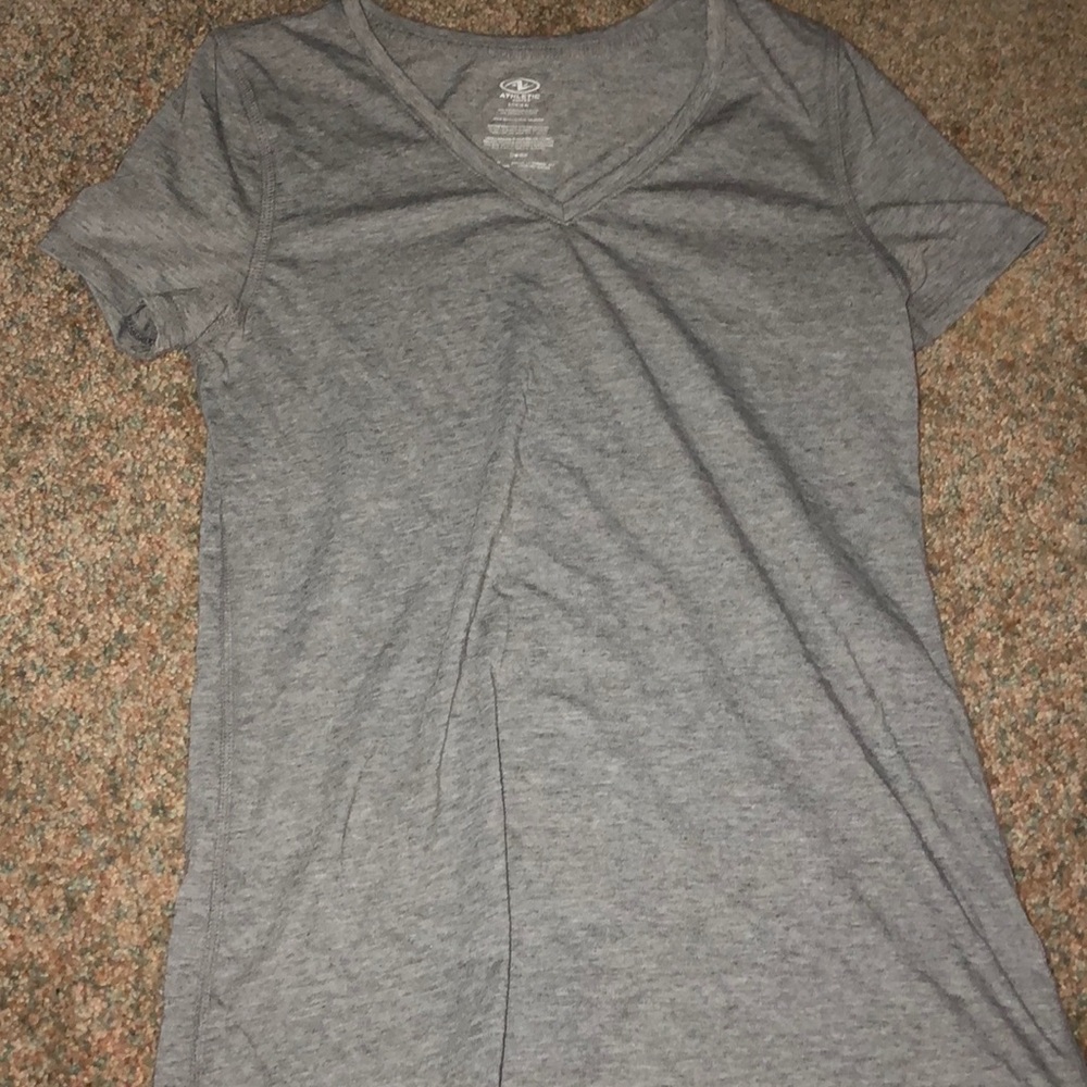 gray tshirt